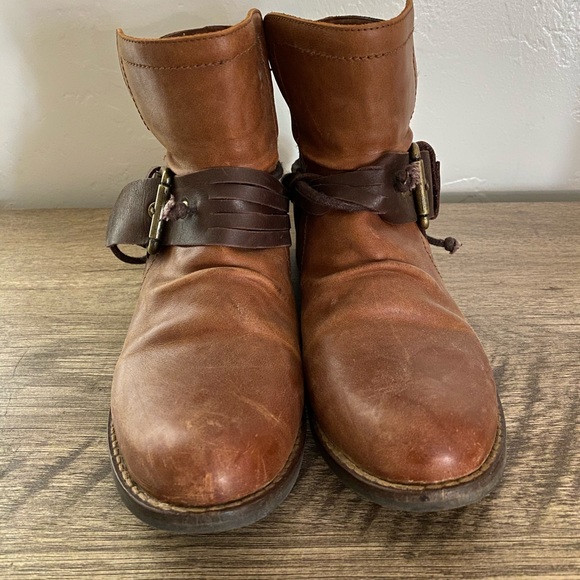 Distressed ankle boots - Picture 2 of 6